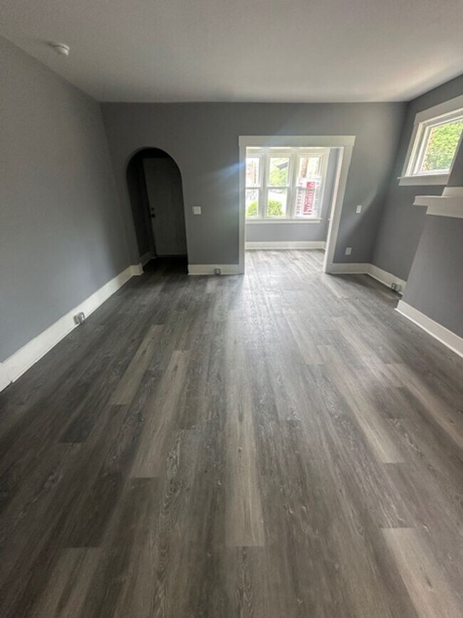 Building Photo - Beautifully Renovated 1-Bedroom Apartment ...