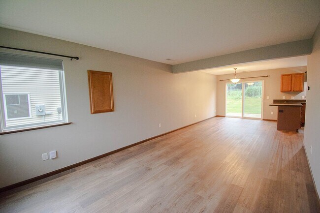 Building Photo - Modern Townhome in a Convenient NW Location