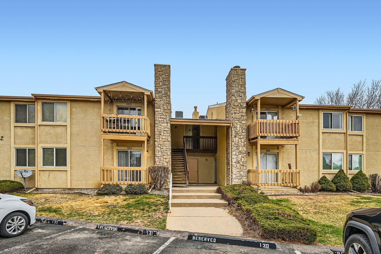 Primary Photo - Main level Two Bedroom in Cheyenne Mountai...