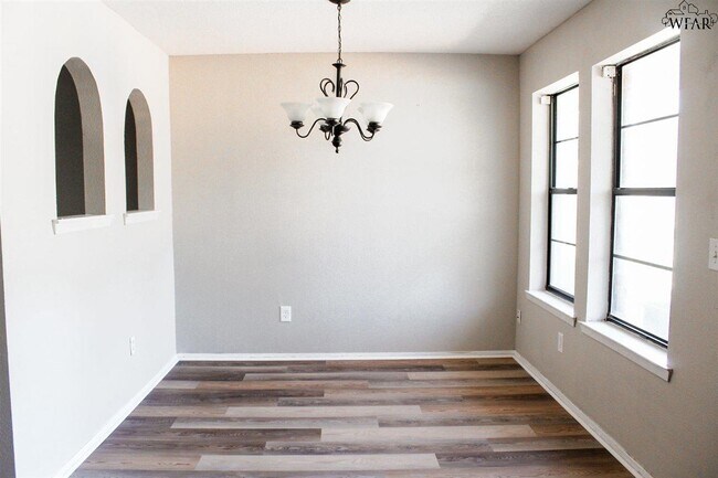 Building Photo - 2817 Foster Ave