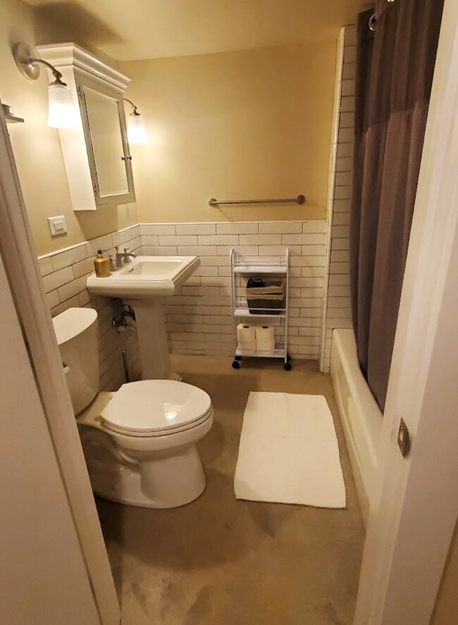 Baño con bañera - 2520 N Drake Ave