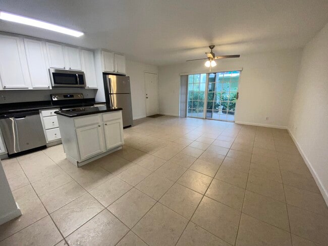 Building Photo - 102 N Lakeside Dr