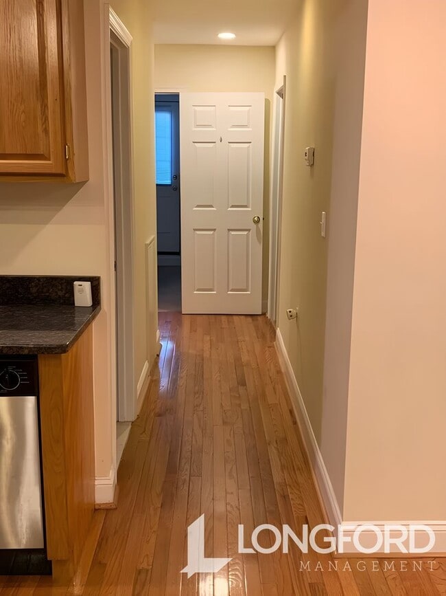 Building Photo - Spacious 2 Bed English Basement!  APPLY TO...
