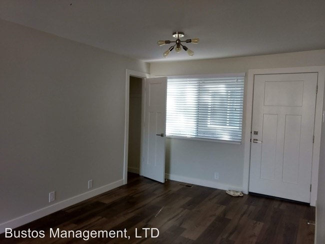 Building Photo - 927 800 S