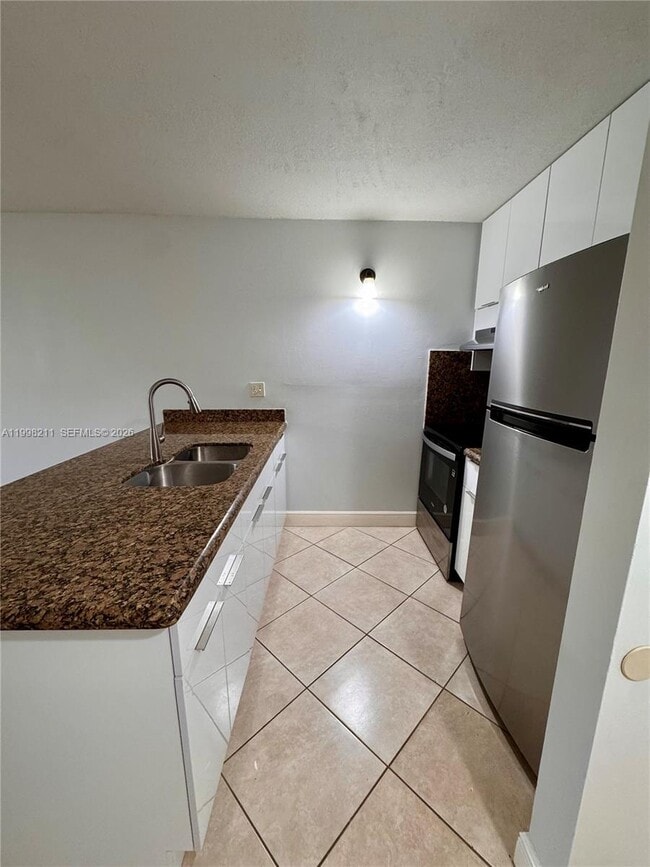 Foto del edificio - 2771 Riverside Dr