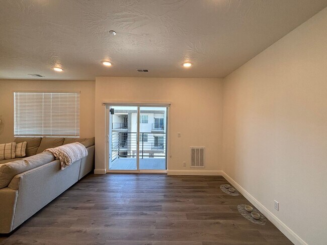 Building Photo - Desert Color Condo!