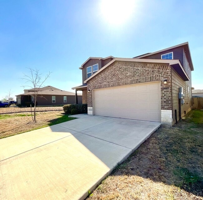 Building Photo - AVAILABLE NOW- Energy-Efficient 4/3 Home with Solar Panels & Pool Access!