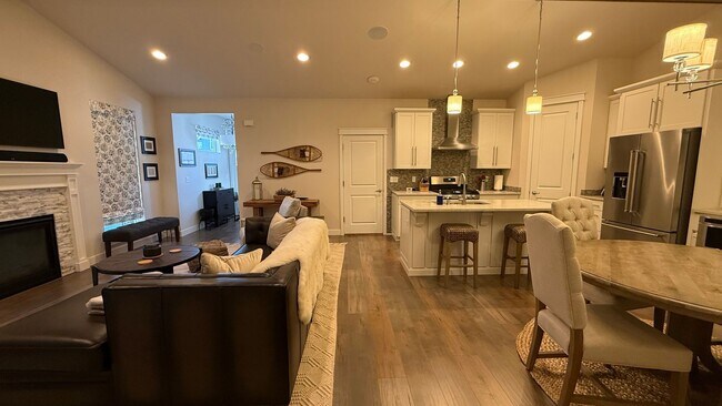 Foto del edificio - Furnished Ranch Style Condo W/Garage off Sand Lake/Kincaid. Must see. Available NOW!