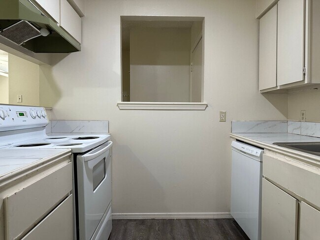 Building Photo - S.82nd Duplex
