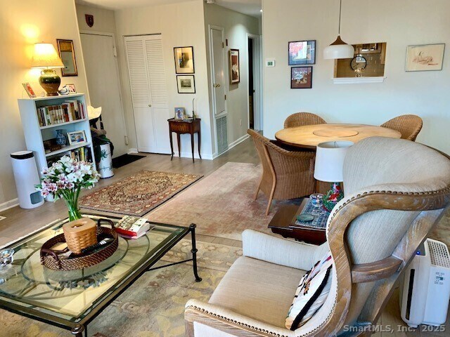 Foto del edificio - 350 Grovers Ave