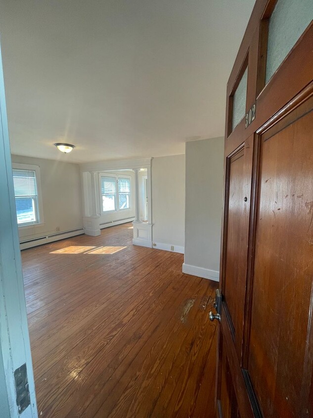 2BR/1BA, WD Hookups, Parking! - 2BR/1BA, WD Hookups, Parking!