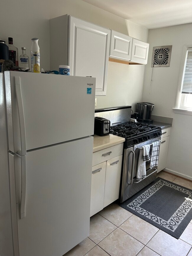 Gas burners and electric oven - 716 N Jackson St