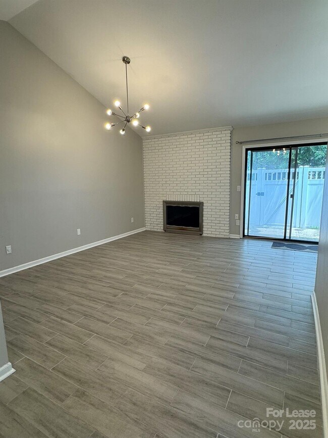 Foto del edificio - 7801 Renaissance Ct