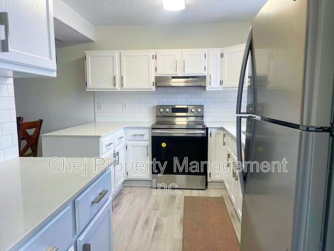 Photo du bâtiment - 3115-3119 119 St NW