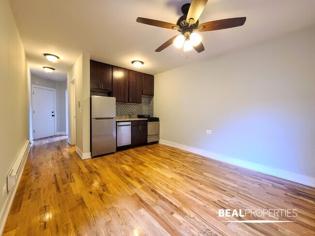 Foto del edificio - 819 W Cornelia Ave