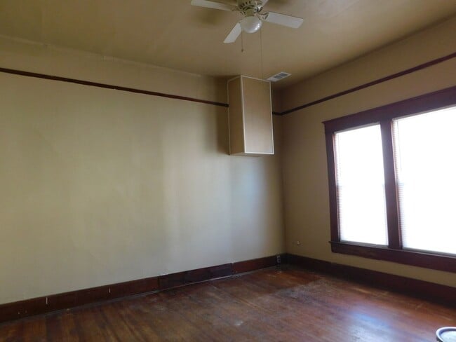 Building Photo - Cute 2 Bedroom 1 Bathroom House