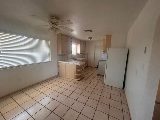 Foto del edificio - Move in Ready in  Hanford 3 bedroom, 1 bath with large yard!