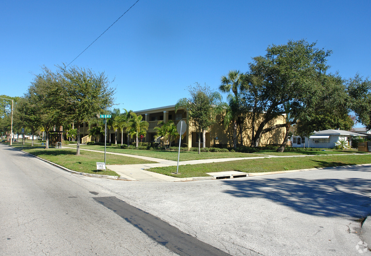 Primary Photo - Romayne Apartments