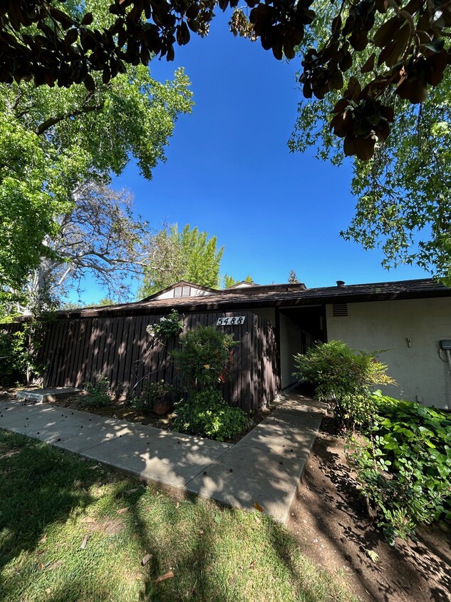 Primary Photo - 5488 Roundtree Dr
