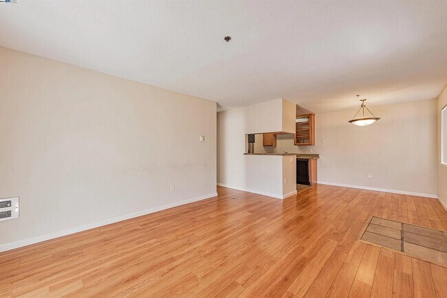 Foto del edificio - Sunnyvale 1BR with Private Balcony, In-Unit Laundry & Central Air – Prime Value at $2,129