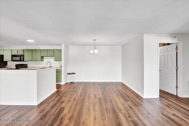 Foto del edificio - 6406 Shelton Circle