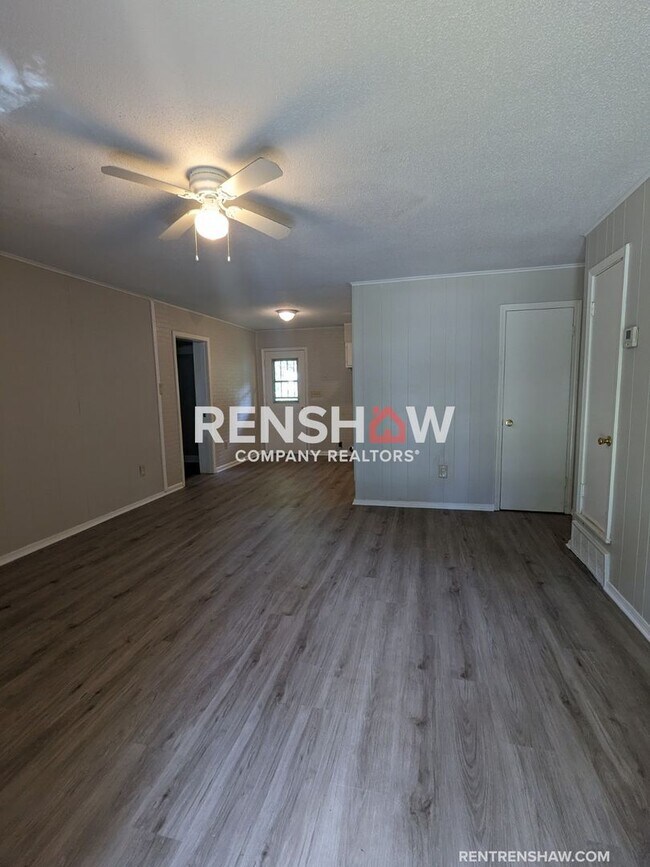 Building Photo - Accepting Section 8 - 4 Bed / 1 Bath - Upg...