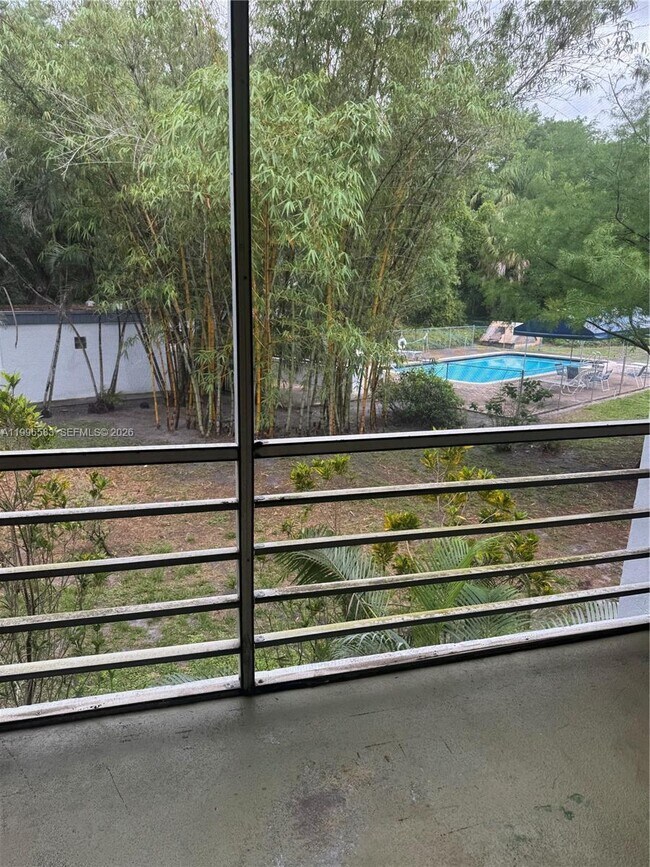 Foto del edificio - 9410 Live Oak Pl