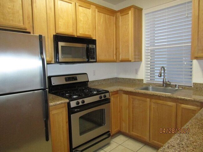 Foto del edificio - Fully updated 3 bedroom 2.5 bath close to ...