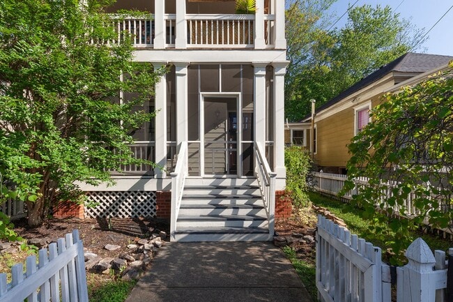 Foto del edificio - Spacious 3bd/2.5ba Home w/ Fenced Backyard in Great Location!