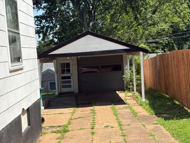 Building Photo - 7861 Madison Dr