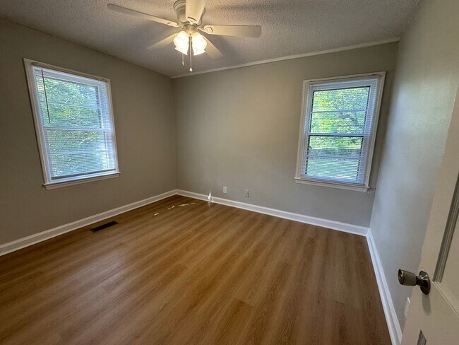 Foto del edificio - 1728 Dogwood Dr