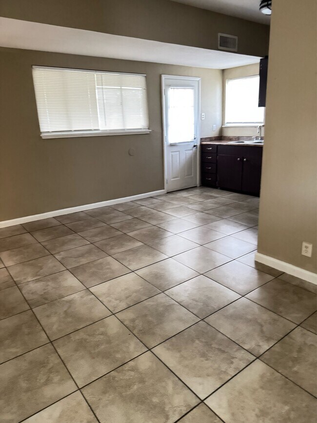 Building Photo - 3007 Bobolink St