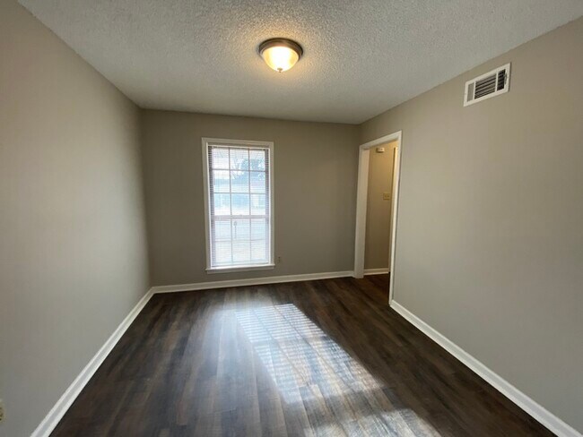 Building Photo - 4450 Northwood Hills Dr
