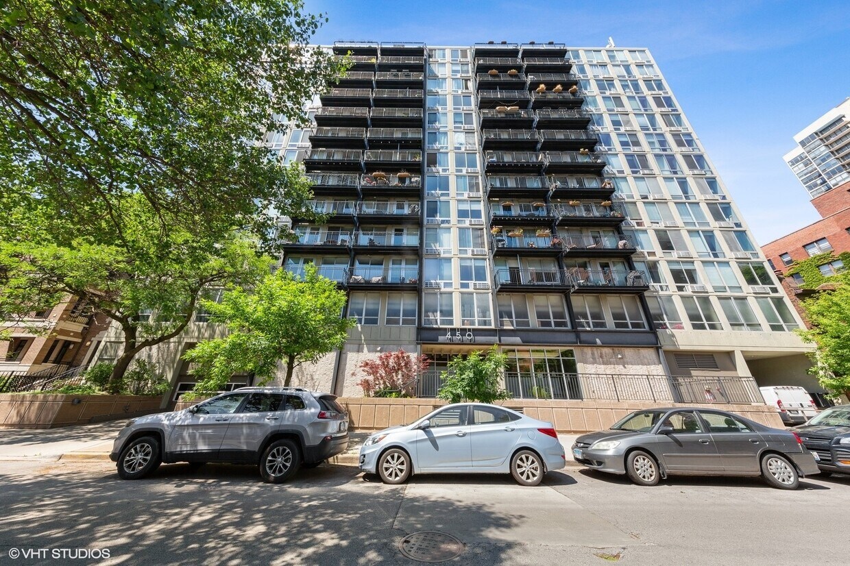 Primary Photo - 450 W Briar Pl