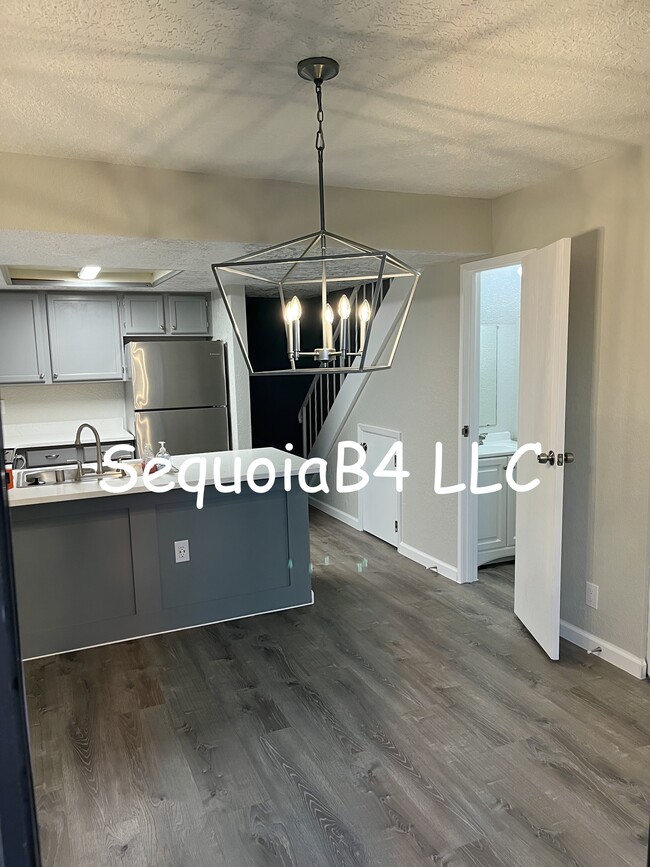 Dining Area and Breakfast Bar - 6041 Sequoia Rd NW