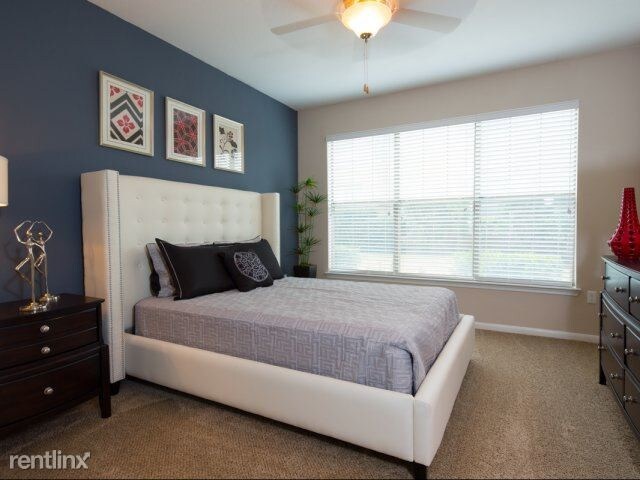 Foto del edificio - 2808 N Carroll Ave