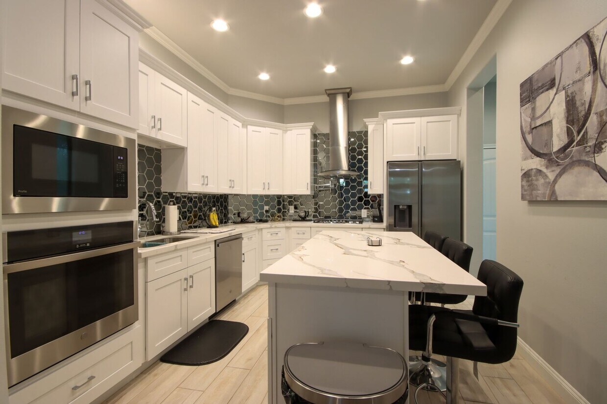 Foto principal - Luxury Contemporary Home | 3 Bed, 2.5 Bath...