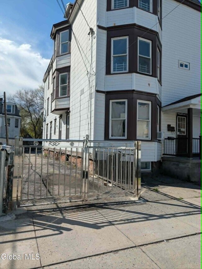 Foto del edificio - 120 Degraff St