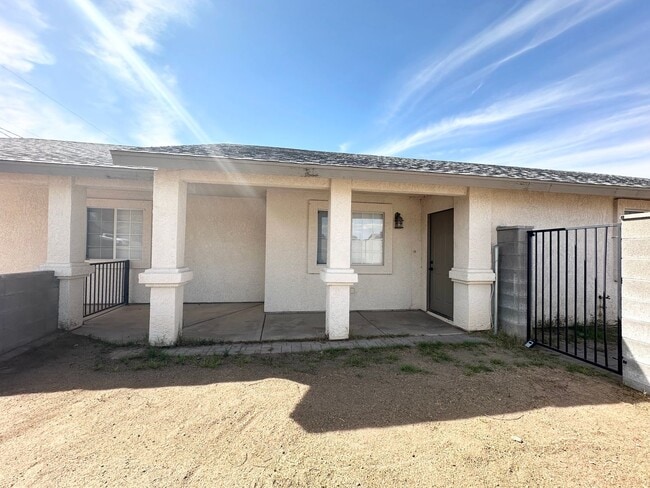 Building Photo - Come check out this 3 bedroom, 2 bathroom home Near the Hualapai Mountains!