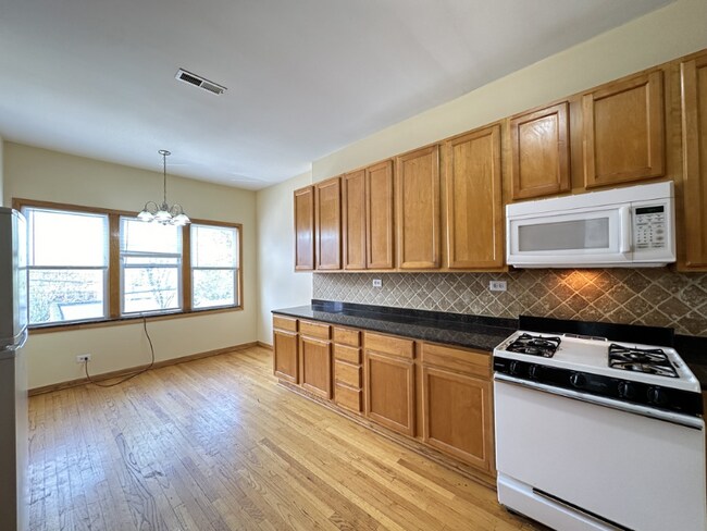 Foto del edificio - 2136 W Chicago Ave