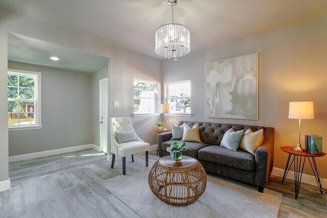 Foto del edificio - Adorable & Modern Remodeled Home, New floo...
