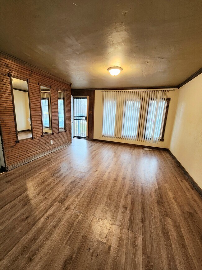 Building Photo - 4245 E 11th Ave