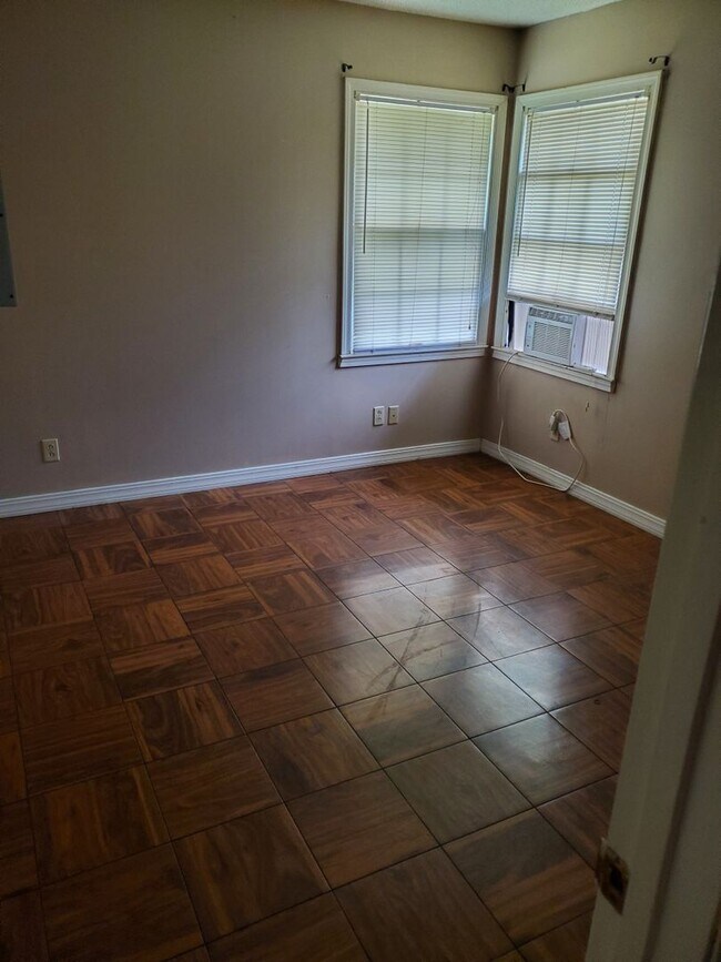 Foto del edificio - E 4th St Duplex