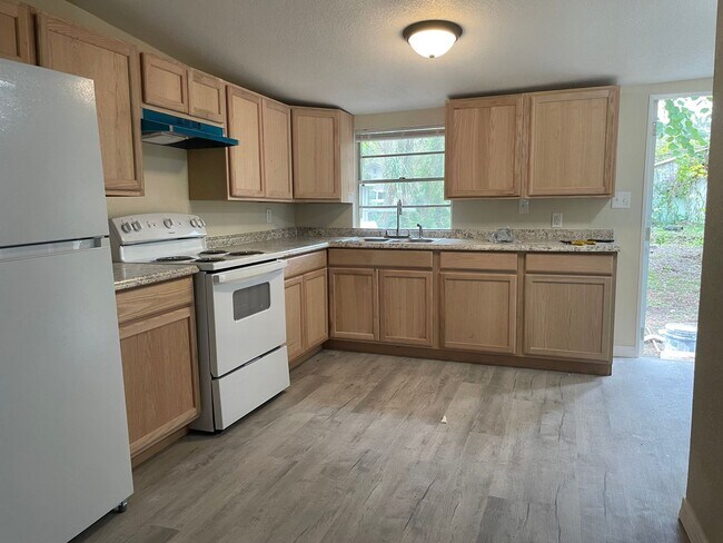 Foto del edificio - Move-in ready 4bed/1bath single family home!