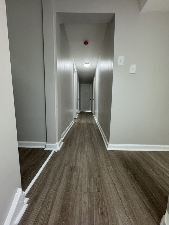 Foto del edificio - Five Bedrooms. Two Bathrooms. One Perfect ...