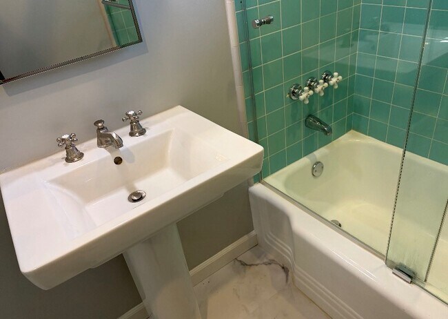 Foto del edificio - 4439 Lakeside Dr