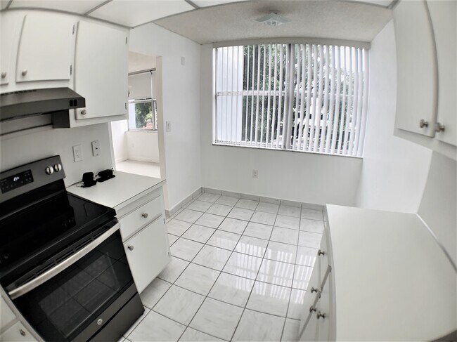 Building Photo - 1300 NE Miami Gardens Dr