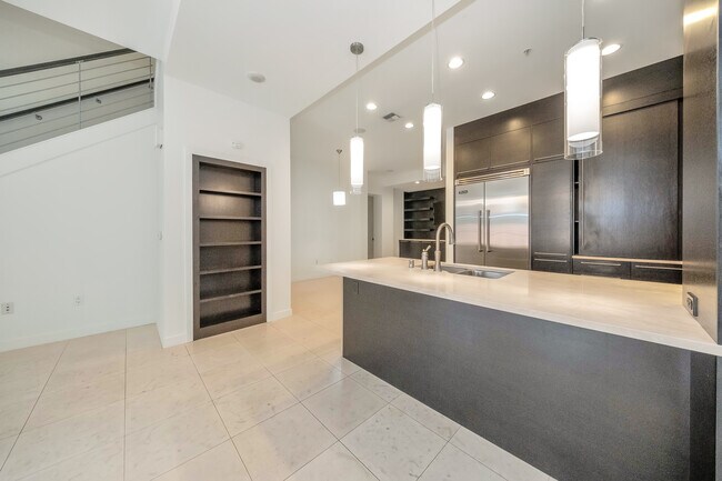 Kitchen - Slab Granite - 10628 NE 9th Pl