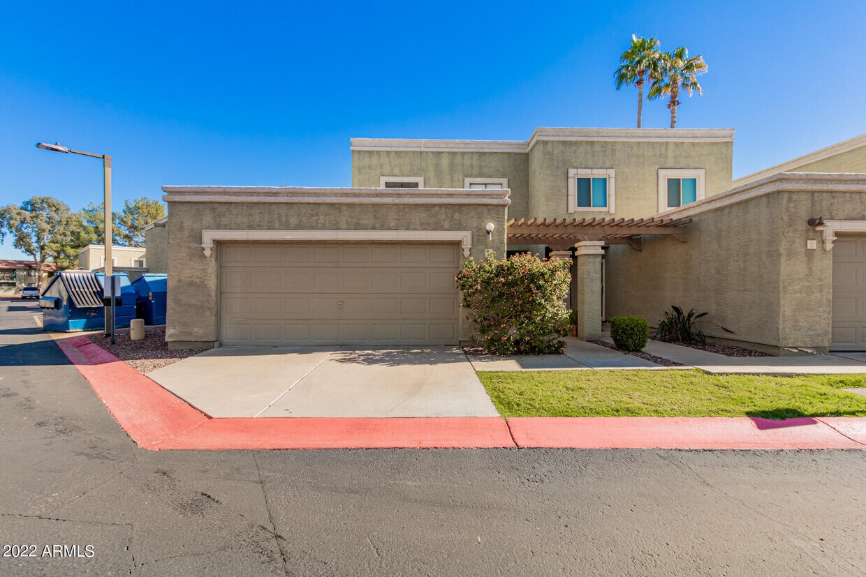 Foto principal - 815 E Grovers Ave