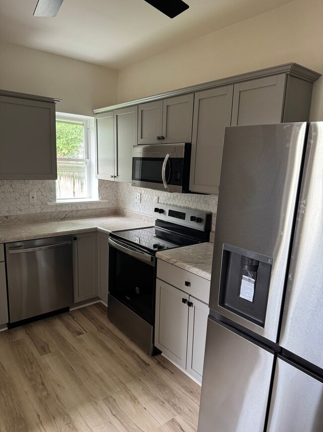 Building Photo - Charming Lancaster City 5 BR/ 1.5 Bath Hom...